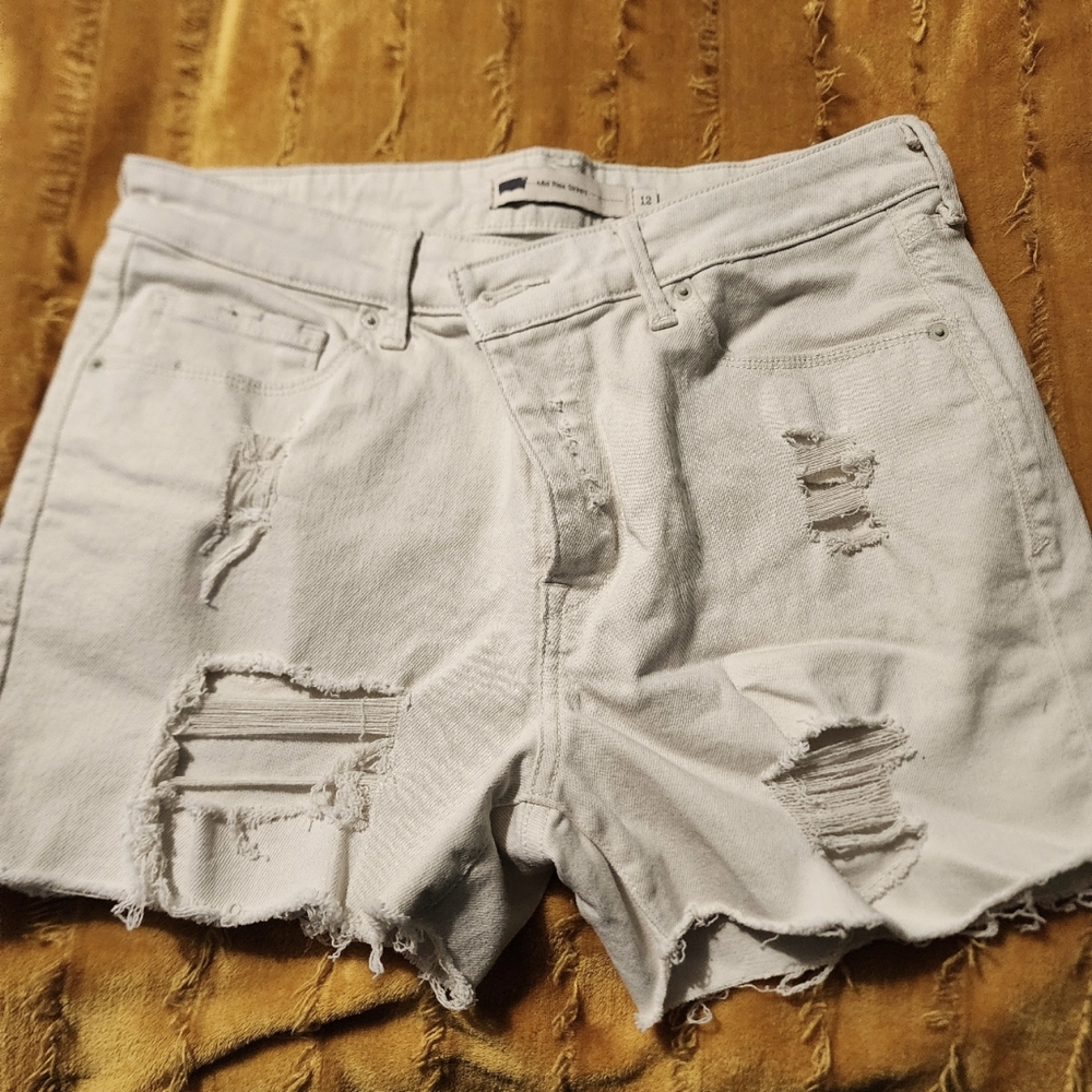 Levi's mid rise skinny shorts beige/cream sz 12 never worn, cutoffs